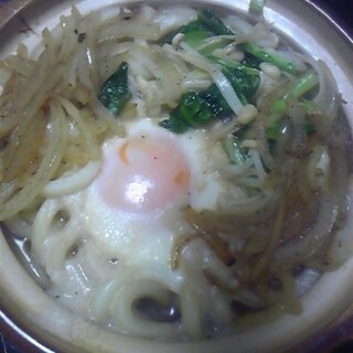 玉ねぎが入ったうどん